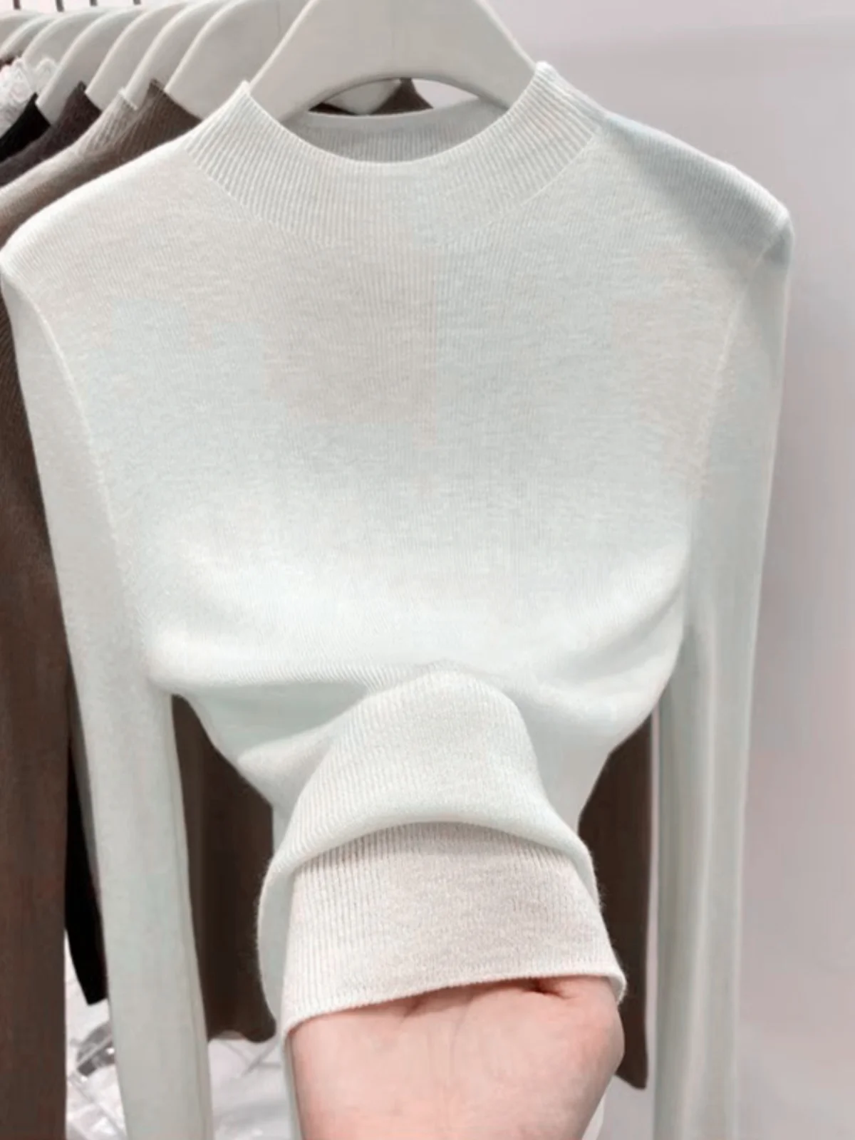 Weicher, langer Strickpullover mit hohem Kragen, schmal geschnitten, trendige Damenkleidung, europäischer Stil, für den Alltag.