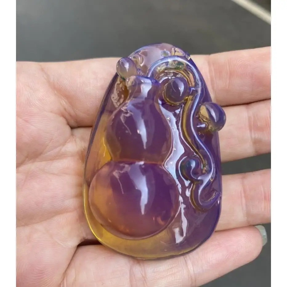 

New and Strange Color-changing Second-generation Amber Beeswax Gourd Pendant, Men's and Women's Item Pendant, SweaChain Pendant.