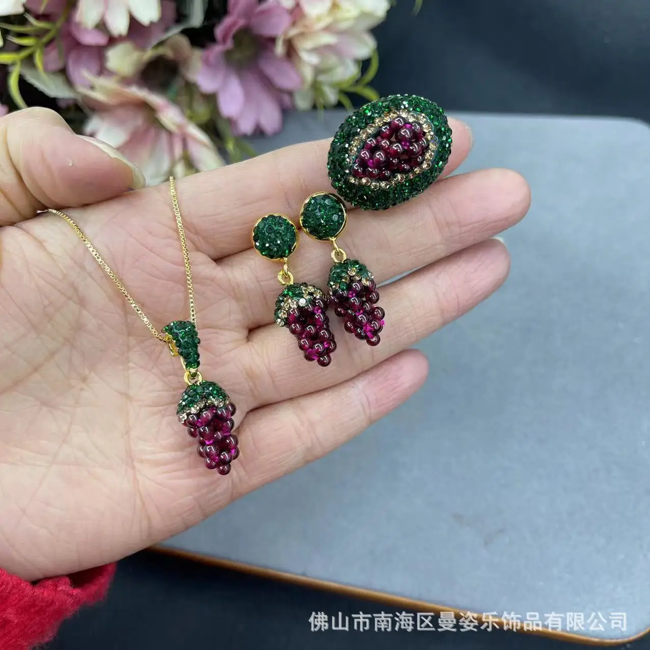 

Ore natural garnet woven grape clay inlaid three-piece set vintage natural stone jewelry wholesale direct sales