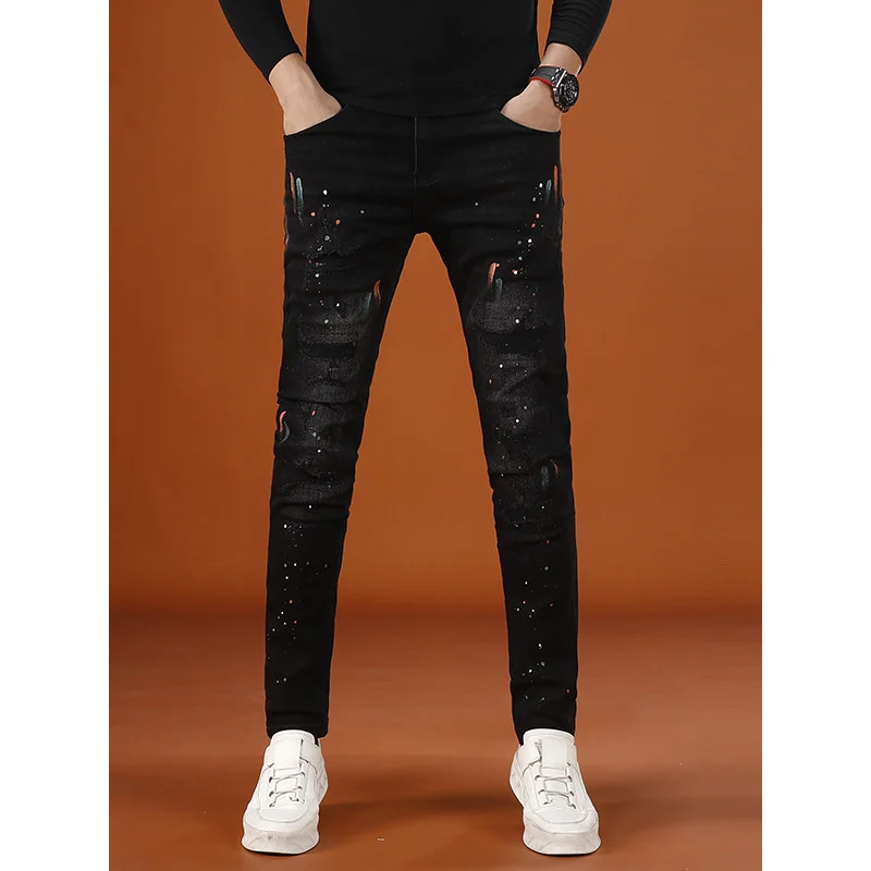

Уличные красивые мужские брюки, модный принт с краской, повседневная стрейч, маленькие ноги, ностальгические рваные джинсы в стиле ретро.