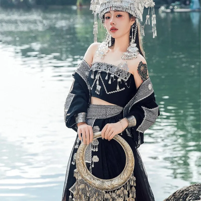 Nationale jurk vrouwelijke hoofddeksels kraag set stijl kostuum foto