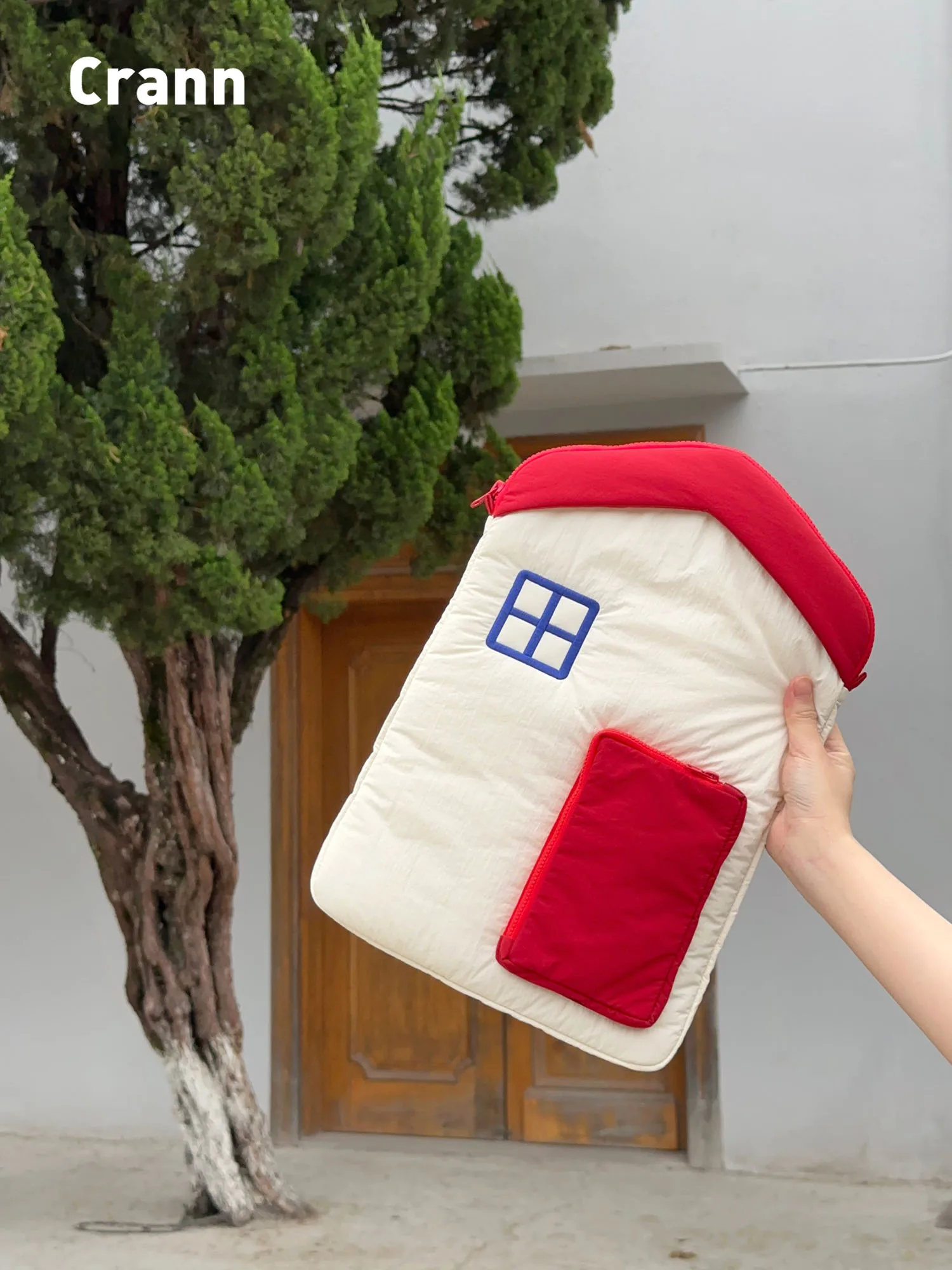 Bolsa para Tablet Crann Original Cloud House, Revestida em Aodão, Bolsa Interna para iPad e Notebook, Versátil, Estilo Casu...