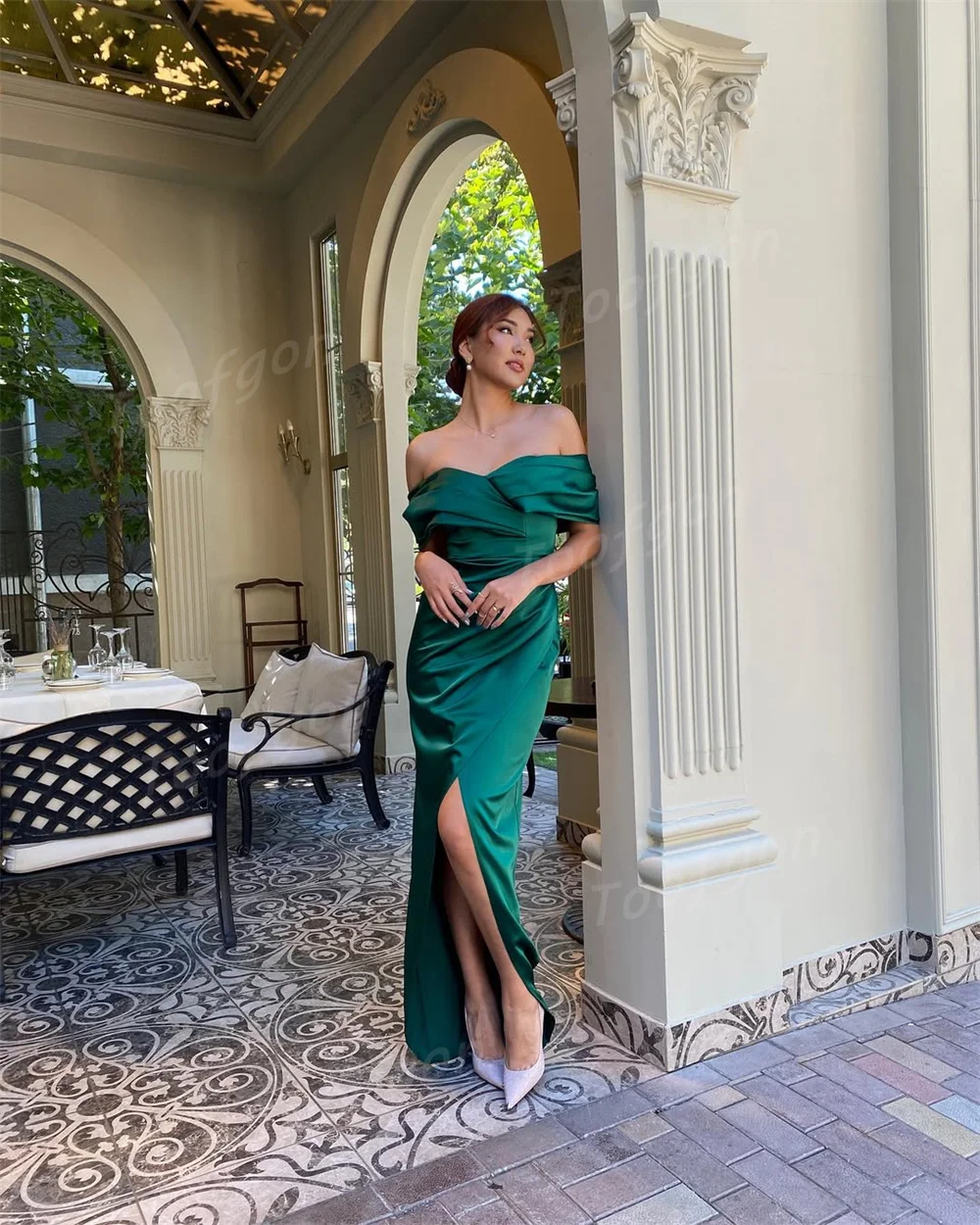 Toofgon فساتين الحفلات المسائية باللون الأخضر الداكن طيات من الساتان بدون أكتاف فستان سهرة للمشاهير والحفلات الراقصة بفتحة جانبية للحفلات الليلية حسب الطلب