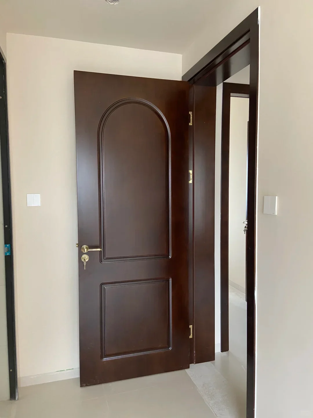 أبواب غرفة النوم الداخلية عالية الجودة، الوصول إلى الخصوصية، باب خشبي رمادي كتم الصوت، باب مرور حديث بسيط مع مقبض قفل