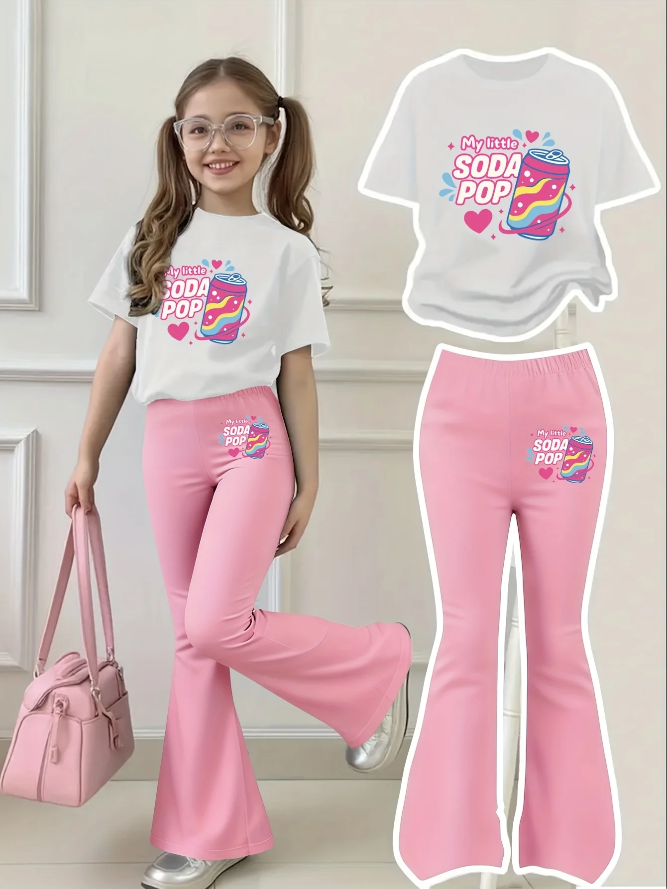 Vêtements pour filles 2026 Nouveau style de vêtements pour filles de 4 à 12 ans Kpop Ensemble mignon imprimé soda rose et bleu avec lettres + motif arc-en-ciel imprimé canette de soda manches courtes blanches + pantalon pattes d'éléphant rose Ensemble deux pièces