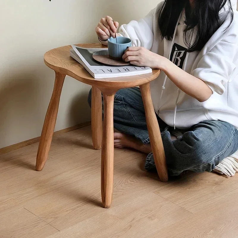 Nowoczesny, prosty stołek z litego drewna, kreatywny stołek do jadalni, meble w stylu nordyckim, stołek do sypialni, stołek do toaletki, mobilne siedzisko, krzesło, akcesoria domowe.