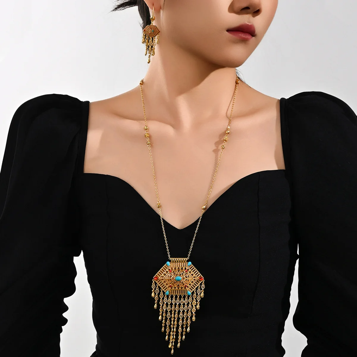 

Новый африканский дубайский модный комплект украшений: позолоченные 24-каратным золотом ожерелье и серьги, изысканный набор для помолвки и вечеринок для влюбленных