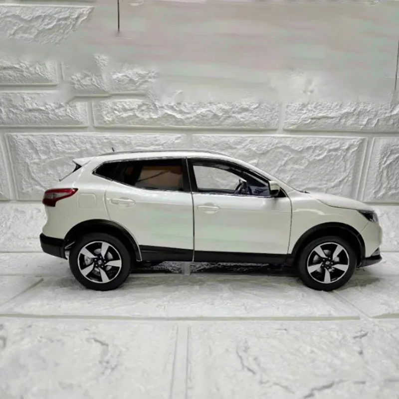 Original Diecast Alloy 1/18 Scale Nissan QASHQAI Car Model White SUV Adult Classic Collection Static Display Boy Toy