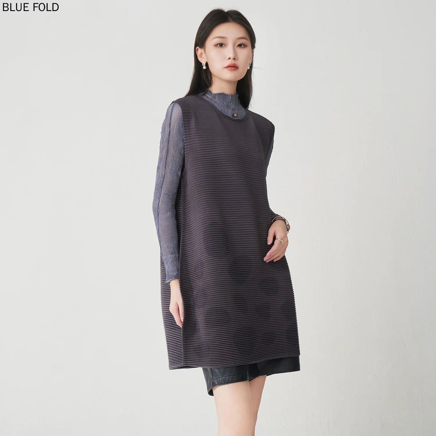 

Ms. Miyake's Stylish Top Features Thick Fabric Pleats Making Versatile Mid-length Vest T-shirt Suitable for Commuting