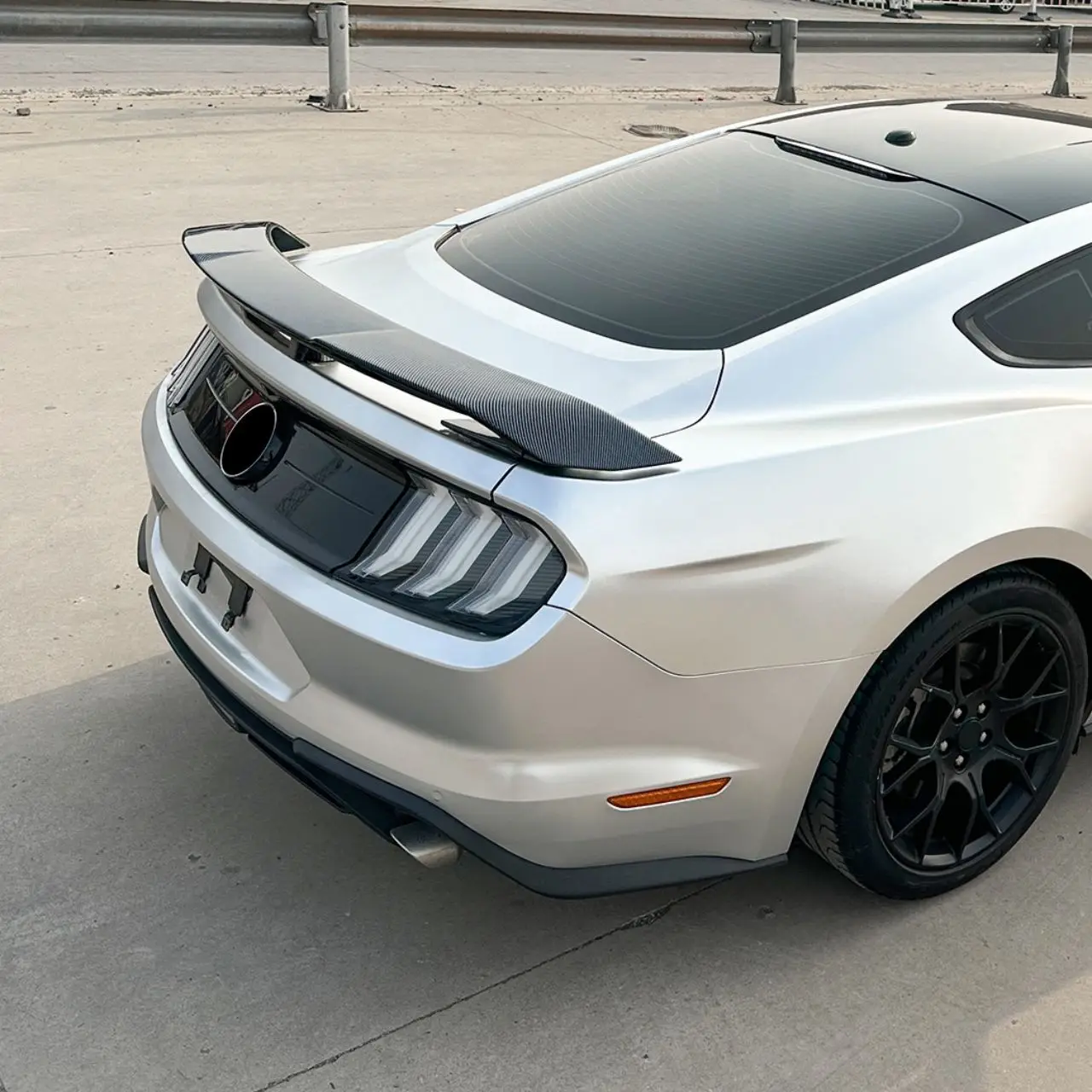 フォード マスタング MK6 2015-2023 GT 大型リアスポイラー外装改造車改造部品に適しています。