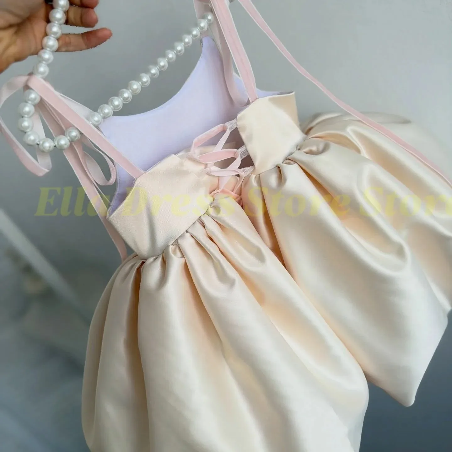 Maßgeschneidertes, hübsches kurzes Satin-Blumenmädchenkleid für kleine Mädchen, Hochzeit, Spaghettiträger, Kommunion, Geburtstagsfeier, Großhandel – Detail 3