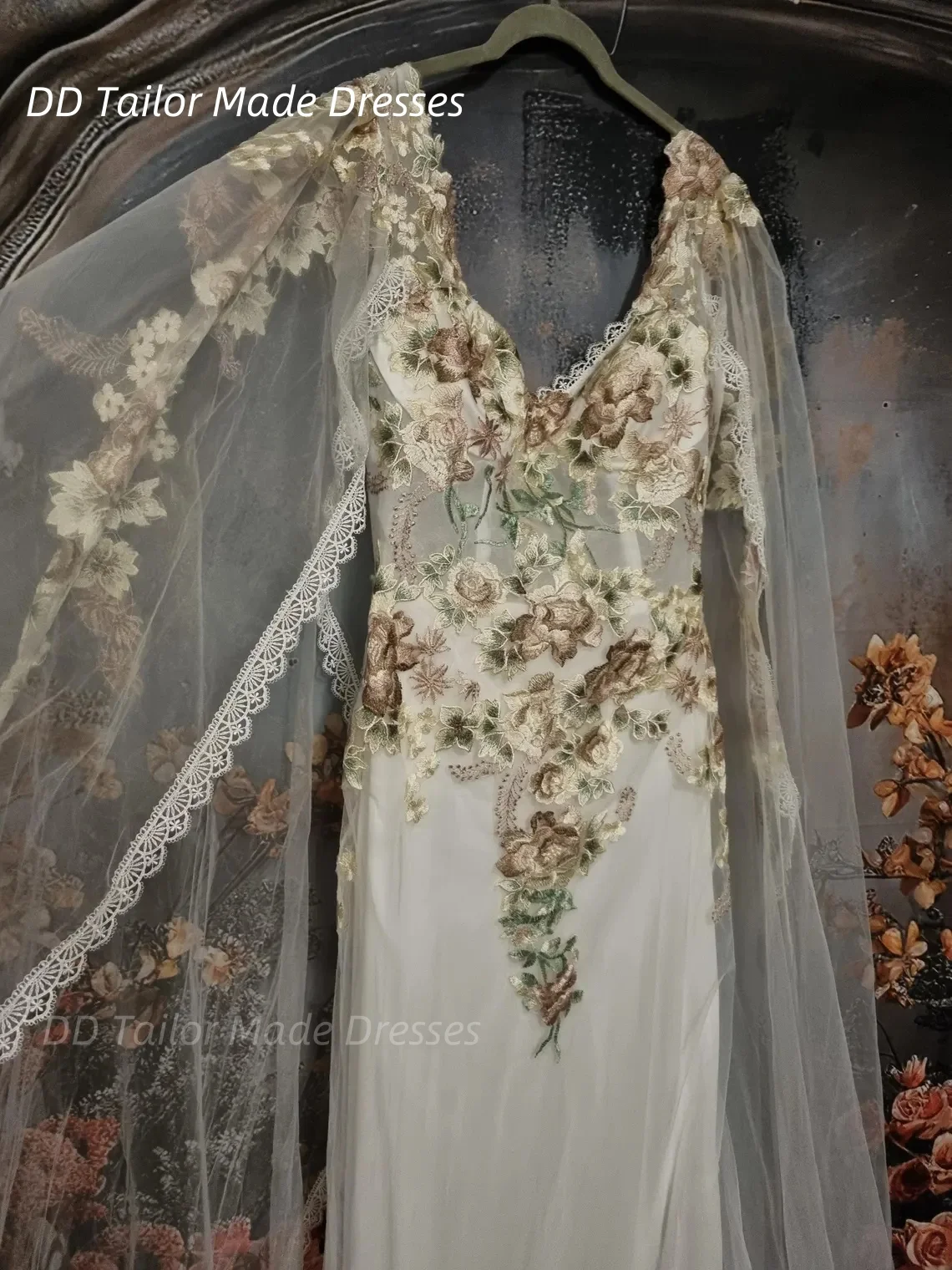 Feenhaftes Brautkleid mit floraler Spitze und Applikation, lange Cape-Ärmel, Boho-Brautkleid, maßgeschneidertes Forest Country Robe De Mariée