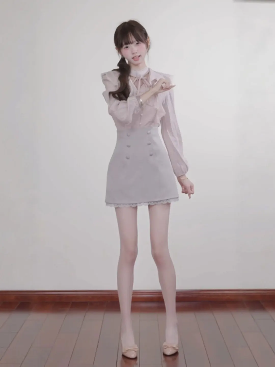 

Комплект из топа и юбки Ele Lantern Sve: Нежный, комфортный, модный весенний женский костюм-двойка с V-образным вырезом и пуговицами