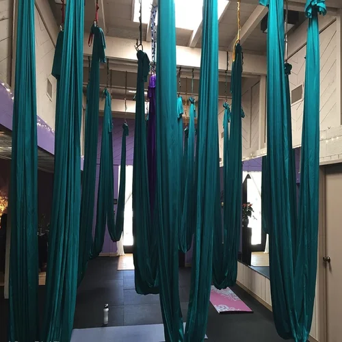 Juego de columpio de yoga de seda aérea L: 5 m de ancho: 2,8 m - Juego de hamaca aérea para yoga volador antigravedad adecuado para fitness, danza, incluye ganchos, cuerda de crisantemo ajustable