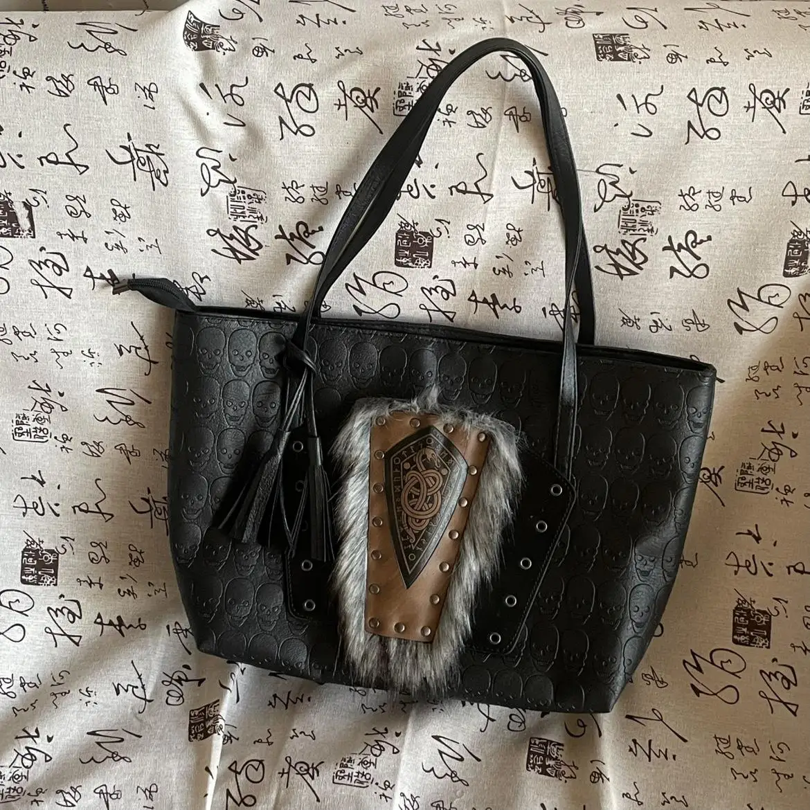 

Original American Style Personalized Skull Head Embossed Imitation Fur Metal Rivet Decoration Motorcycle Handbag For Women Trend