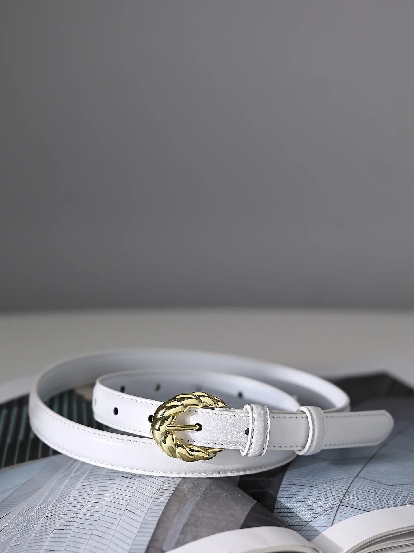 エレガントな白いミニベルト-2026年新作-レディース装飾ベルト-金糸入りゴールドバックル-無地ウエストバンド-ファッションアクセサリー