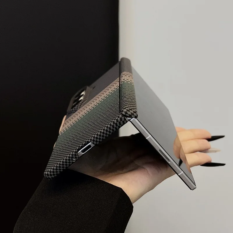 يستخدم في Samsung Z Fold7، يحتوي على نمط ألياف الكربون الجديد Z Fold7 على حافظة هاتف محمول مغناطيسية مضادة للسقوط مع محور مركزي.