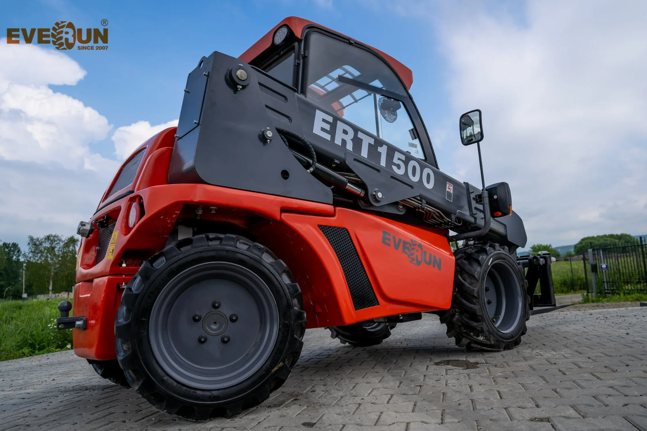 Everun Ert1500 1.35ton Telescopic Boom Compact Telehandler Mini Telescopic Wheel Loader Small Agricultural/Construction Equipmen