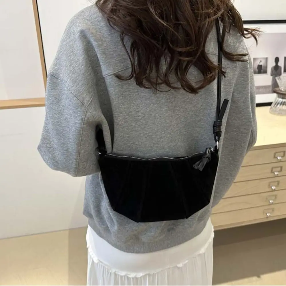 حقيبة كروس محمولة حقيبة كتف كرواسون بني حزمة صغيرة غير لامعة من البولي يوريثان حقيبة زلابية على الطراز الكوري بلون سادة للأطفال #4