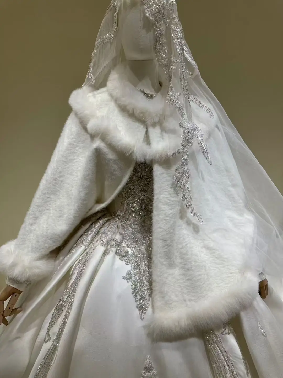 

Роскошный свадебный шаль из искусственного меха, зимний, цвета «белый молочный», с меховой отделкой для невесты