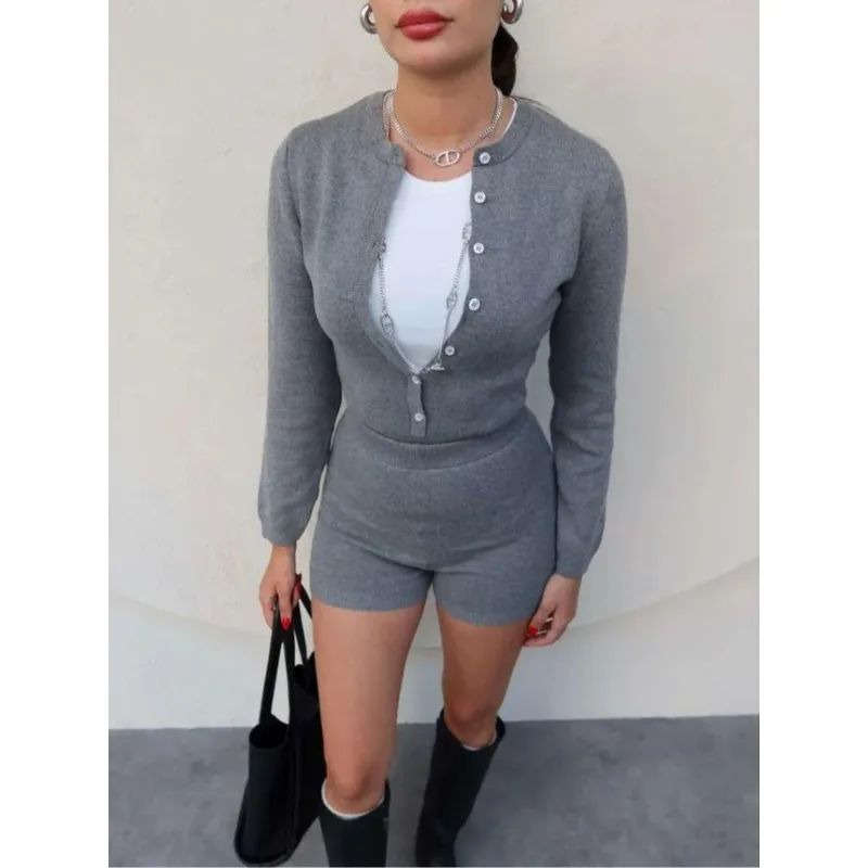 

Модный серый вязаный комплект из 2 предметов: кардиган и шорты. Женский топ с круглым вырезом на одной пуговице и облегающие мини-шорты. Весенний женский комплект.