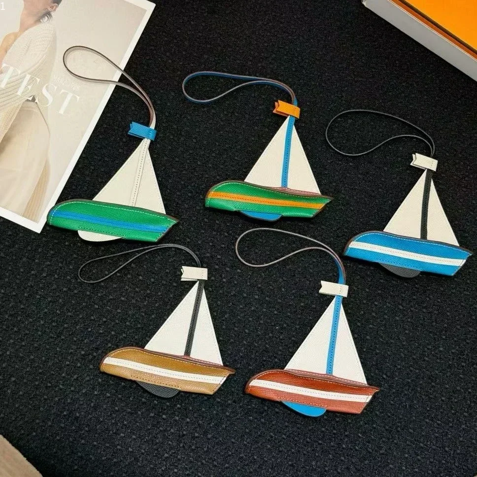 

Leather Sailboat Keychain Pendant Bag Ornament Ship Shape Car Key Storage Hook Home Decoration with Luxury Gifts Box