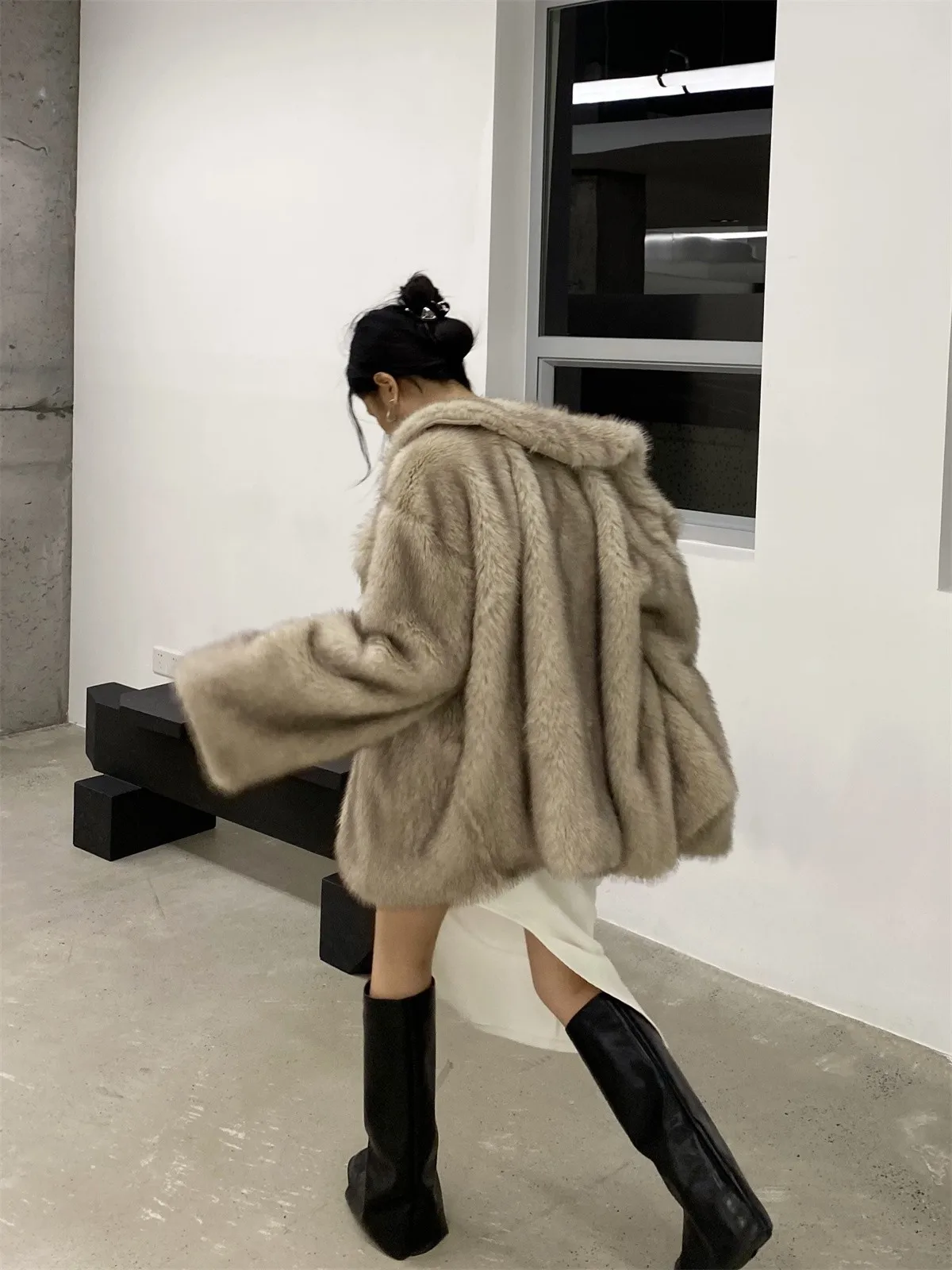 HIGH QUALITY Winter Large Lapel Fur Coat Long sleeve Warm Shaggy Faux Fur Jacket Loose Coat Contrast color Tips