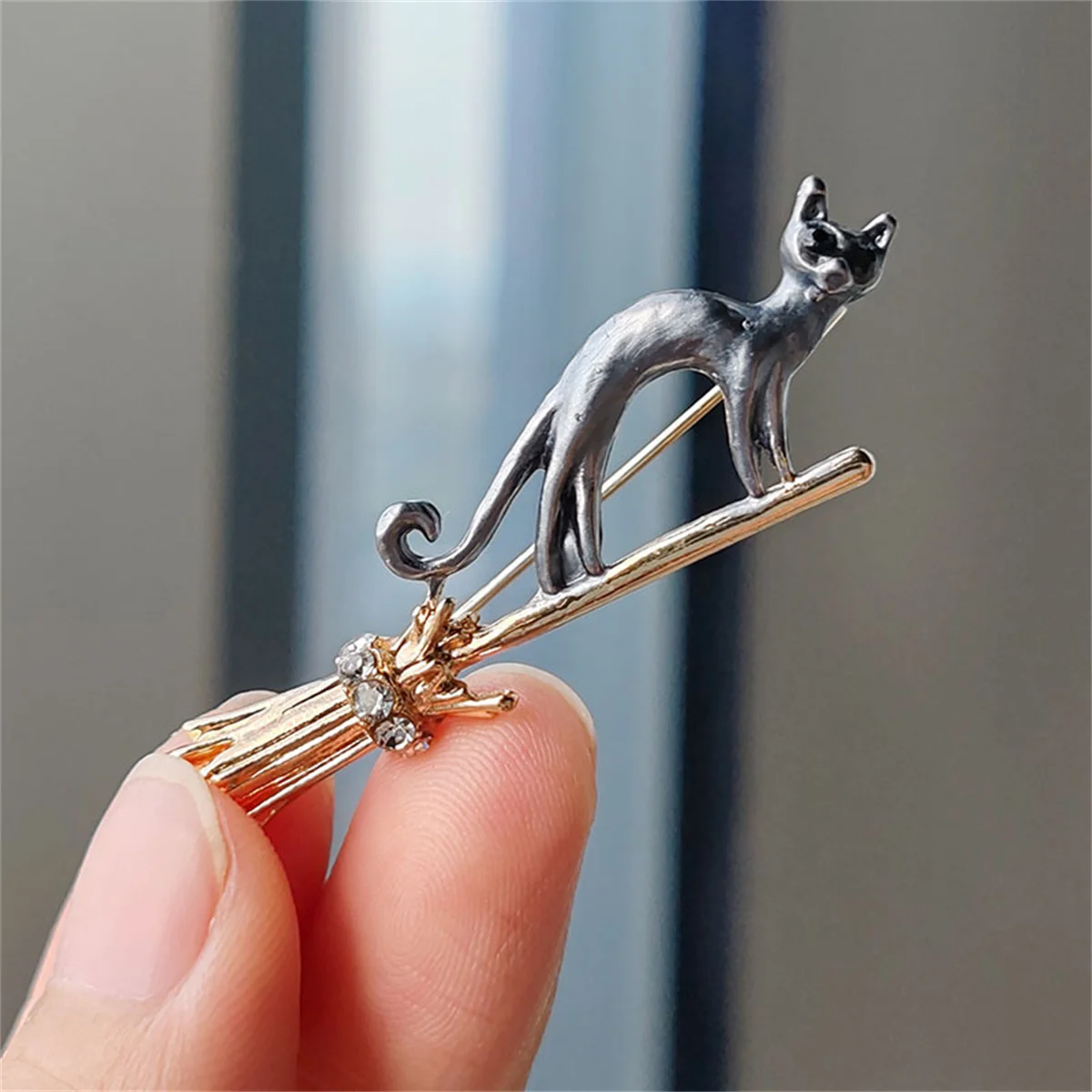 Rinhoo Riding Broom Flying Cat Brooch For Women Cartoon Cute Witch Kitten Collar Lapel Pins Funny Animal Backpack Badge Jewelry