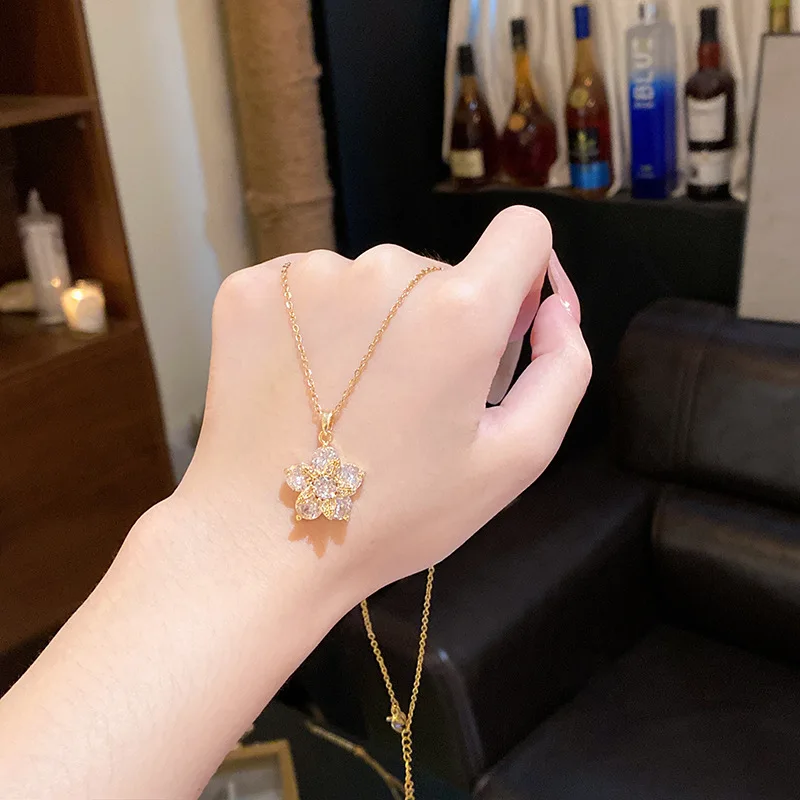 Naszyjnik z zawieszką w kształcie kwiatka z kryształkami i cyrkoniami, elegancki złoty łańcuszek na obojczyk, biżuteria na wesele i imprezy, 1 sztuka.