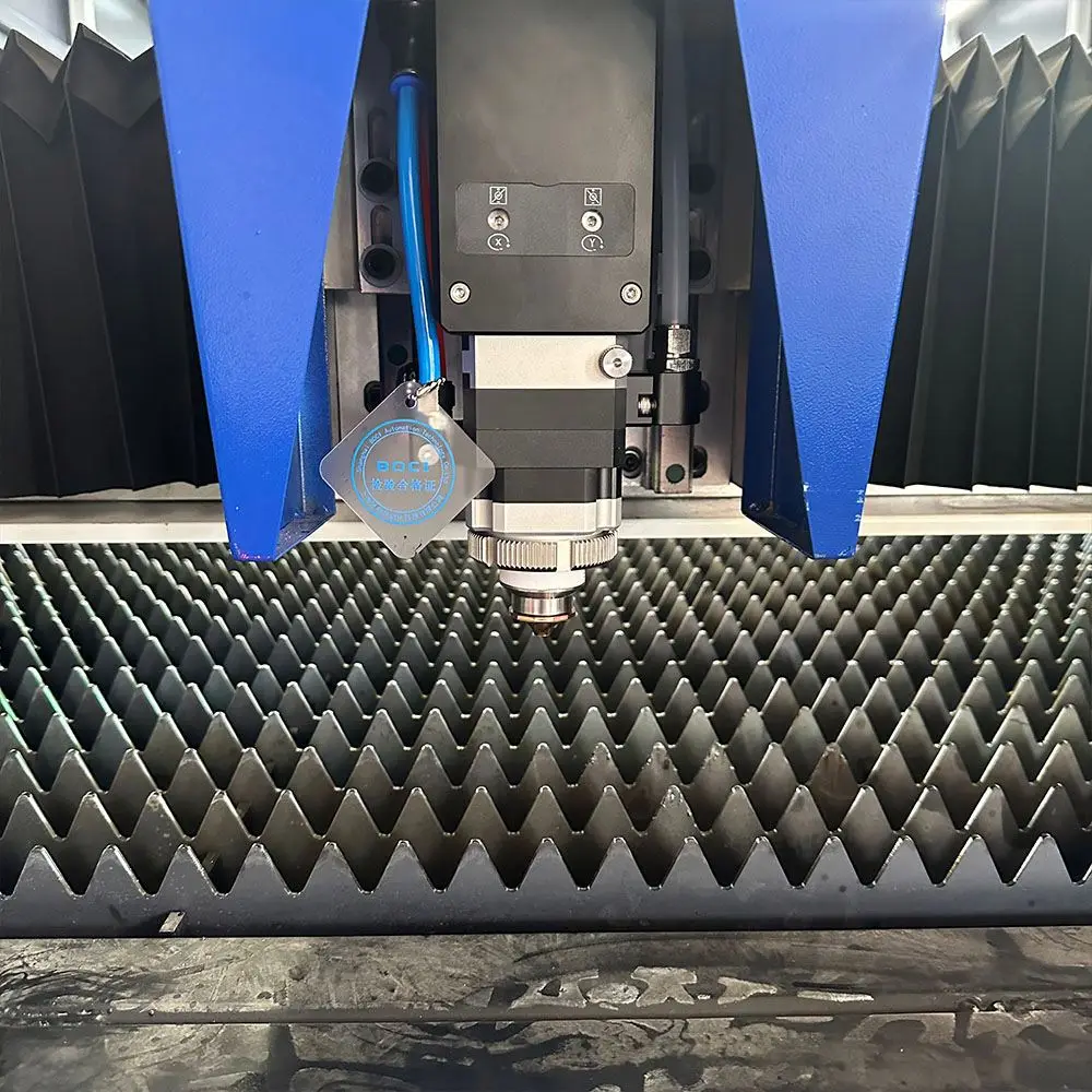 آلة قطع الصفائح المعدنية الأوتوماتيكية 1313 1390 CNC مع غطاء كامل للصفائح المعدنية الصغيرة بقوة 1 كيلو واط و2 كيلو واط و3 كيلو واط تدعم صيغ الرسومات AI وPLT