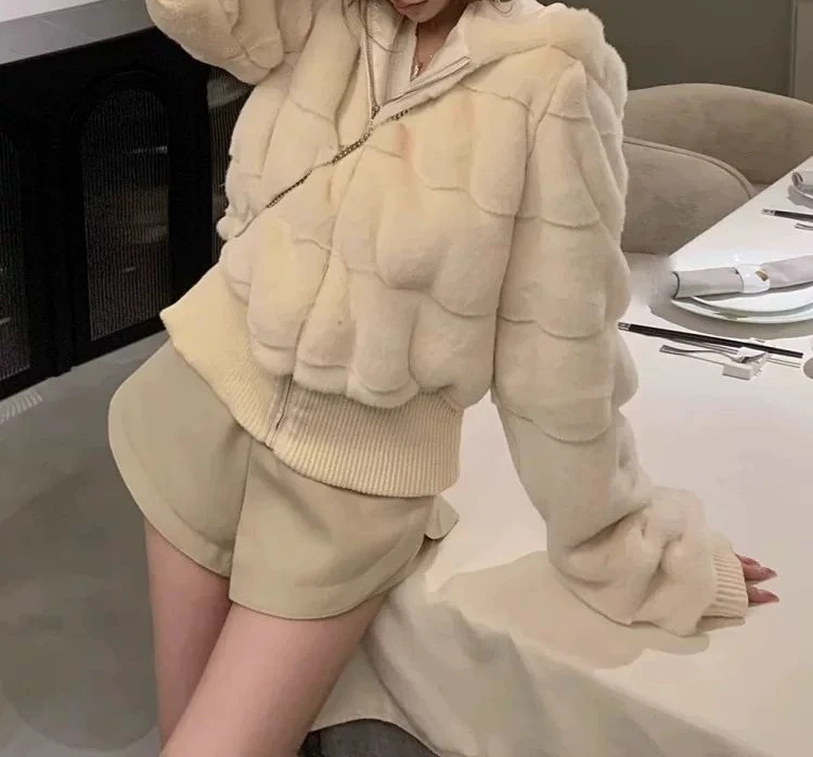 معطف قصير بسحاب من القطيفة بغطاء للرأس جديد لشتاء 2025