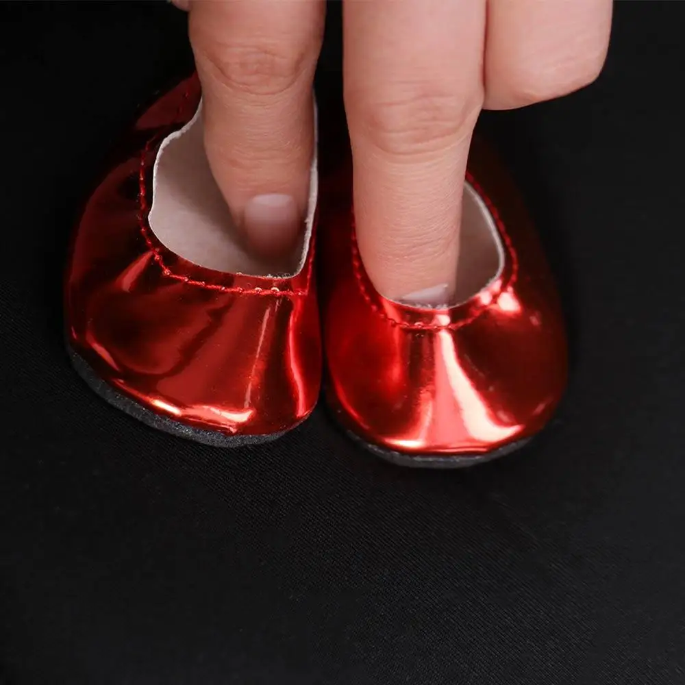 อุปกรณ์เสริมตุ๊กตา รองเท้าตุ๊กตาหนัง PU รองเท้าตุ๊กตาหนัง PU สีขาวเงา รองเท้าตุ๊กตา 1 คู่ รองเท้าตุ๊กตาเด็กเกิดใหม่สุดน่ารัก ของขวัญสำหรับเด็ก