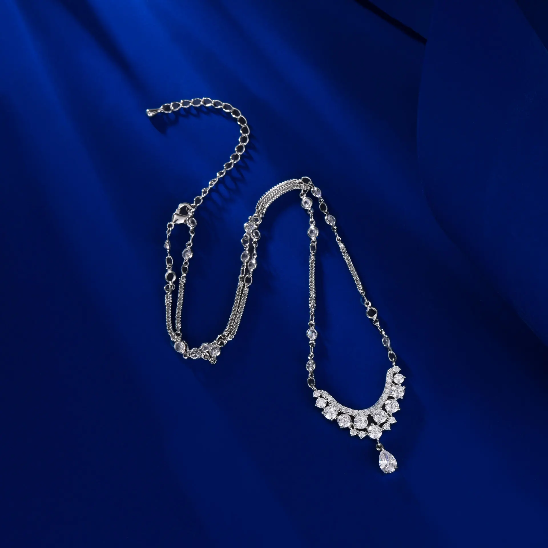 

Sweet and super flash zircon pendant necklace, fashionable, individual and high-end collarbone chain