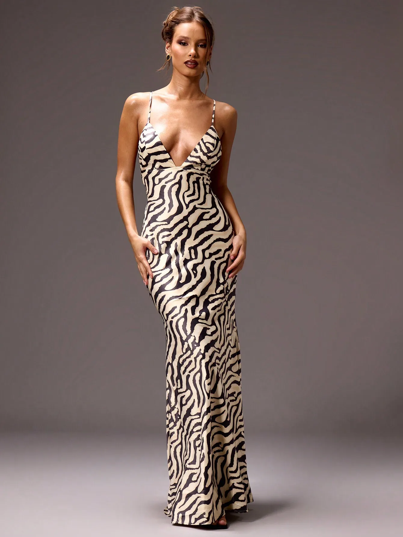

Макси-платье с V-образным вырезом и принтом зебры на тонких бретелях для вечерних мероприятий или отпуска