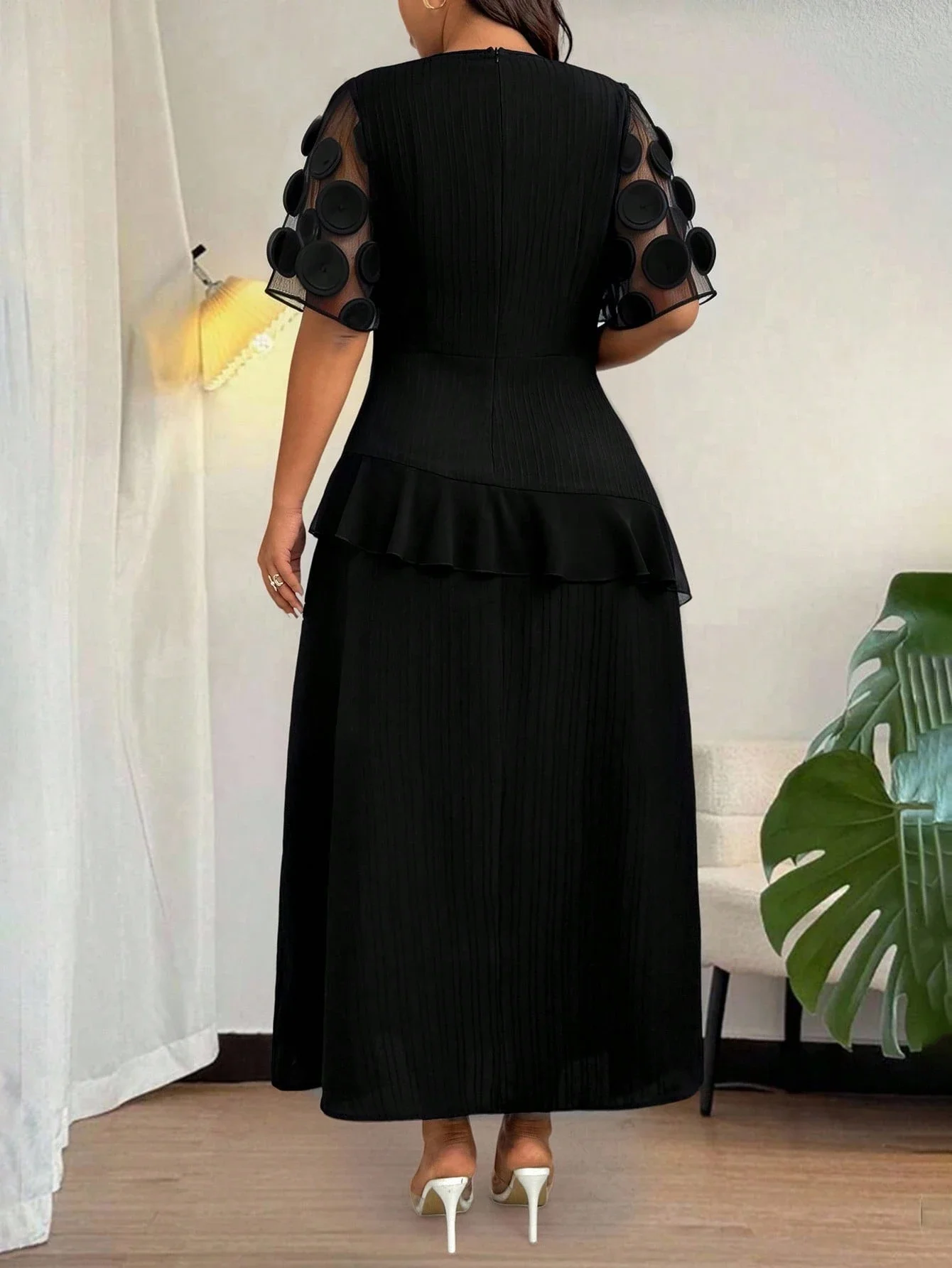 

Элегантное макси-платье А-силуэта для женщин больших размеров с коротким рукавом, приталенное, с сетчатыми рукавами-воланами