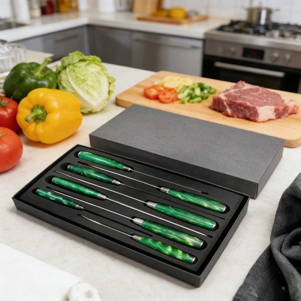 Set di 8 Coltelli Professionali da Cucina ZENG in Acciaio ad Alto Tenore di Carbonio con Motivo Damascato e Manico in Resina Verde, con Confezione Regalo