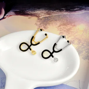 بروش كرتون سماعة طبية إبداعية ، شارة معدنية بالزيت المتساقط ، اكسسوارات حقيبة ملابس عصرية متعددة الاستخدامات ، 1 قطعة أعلى 10 مبيعات زخرفة سماعة الطبيب - No1