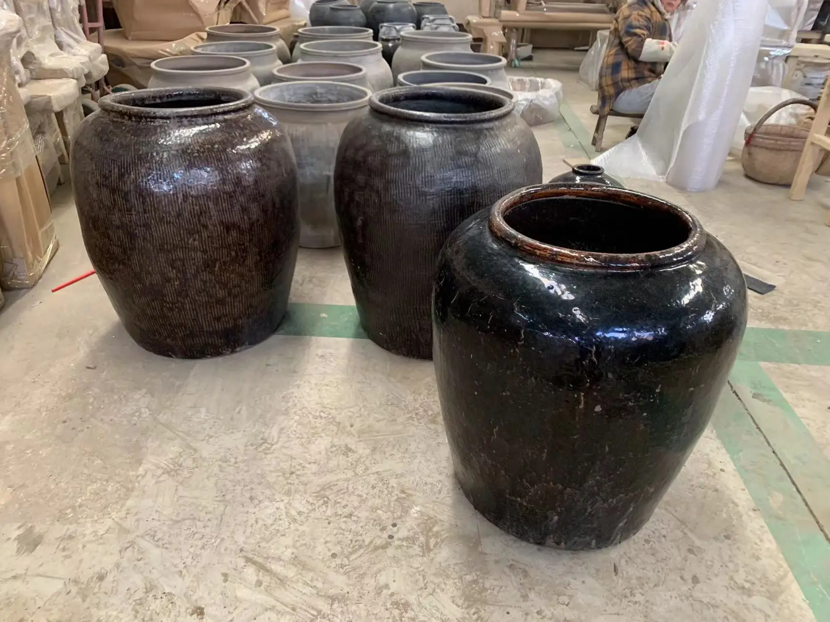 وعاء سيراميك كبير مزجج باللون الأخضر المتشقق الصيني العتيق، مزهرية ممتدة من الأرض حتى السقف على طراز آرت ديكو