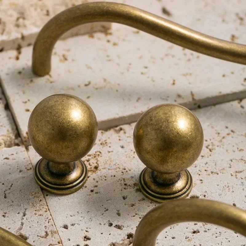 Antiker Bronze Unregelmäßiger Messinggriff für Schrank- und Kleiderschranktüren, Retro-Einlochknopf für Schubladen, Schuhregale, Möbelgriffe – Detail 13