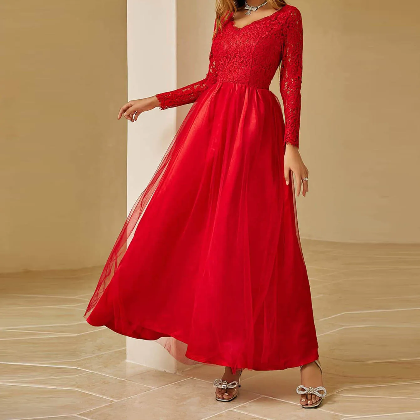 Abito da sera formale da donna in pizzo rosso a maniche lunghe elegante abito da damigella d'onore per invitati al matrimonio in chiffon con scollo a V 2024