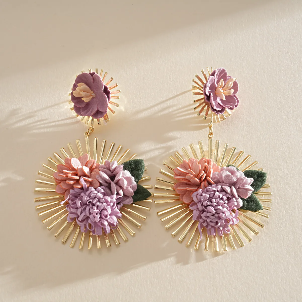 Stoffkunst-Blumen-Ohrringe mit Silbernadel, schlichte, süße, frische Ohrringe mit edlem Touch. – Detail 3