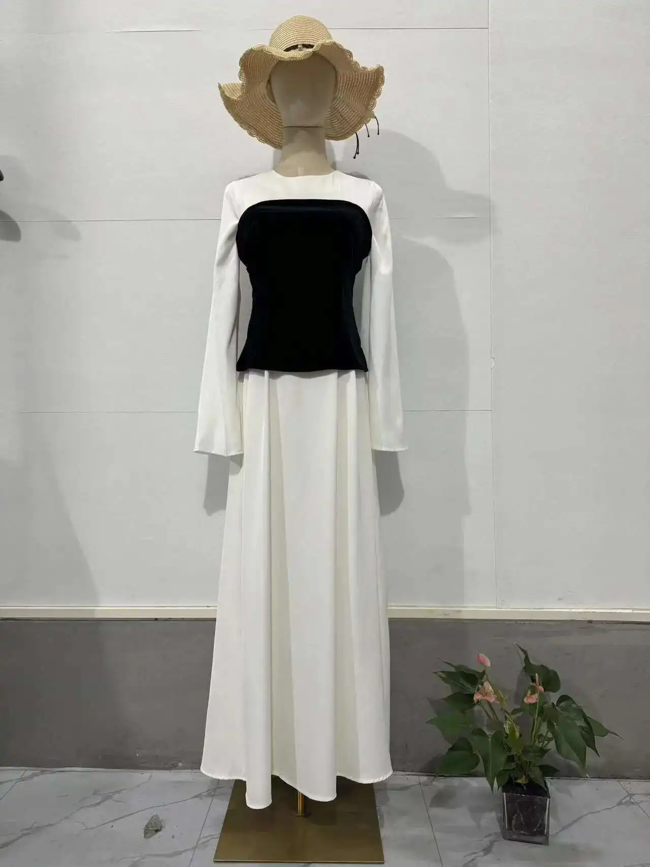 

Black Women Dress 2025 Autumn New And White Patchwork Socialite Design Sense Waist Cinching Slimming Dress Long Skirt For Women