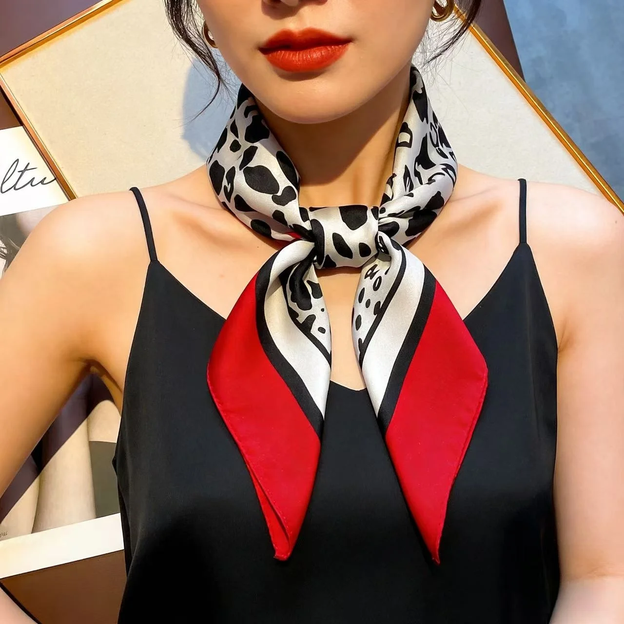 

1pc Faux Silk Retro Leopard Print 70cm Small Square Scarf, Fashion Versatile Bandana, Waist Belt, Decorative Scarf, Suitable For Daily Wear