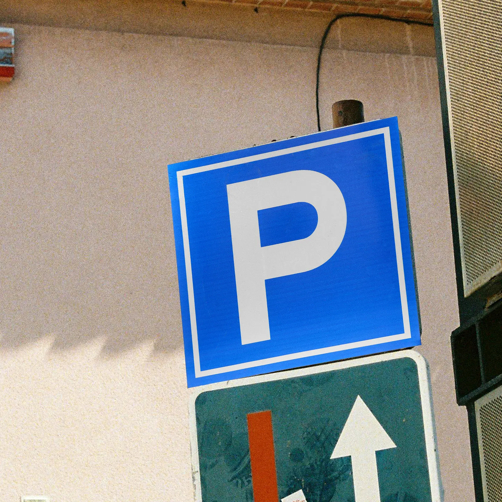 Parking Lot Safety Sign Durable Aluminum Alloy Weather Resistant P Symbol for Construction Sites and Roads