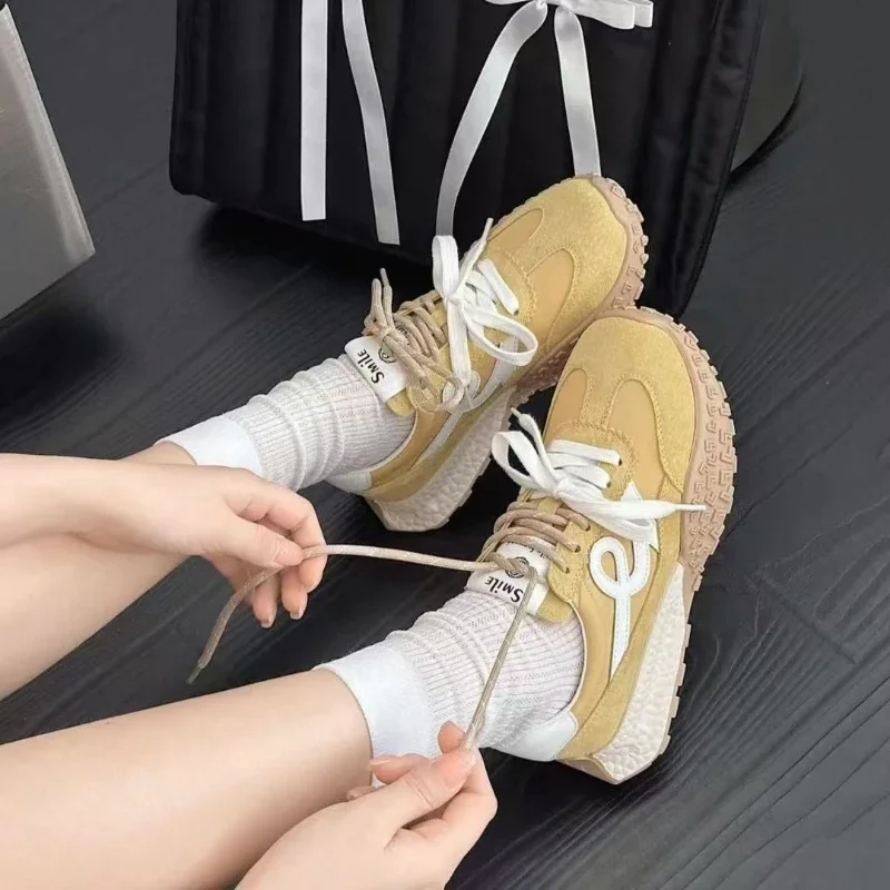 Neues Frühjahr 2025, Damen-Laufschuhe mit dicken Sohlen, höhenvergrößernde Freizeitschuhe, Street-Style-Sportschuhe mit Gummisohle
