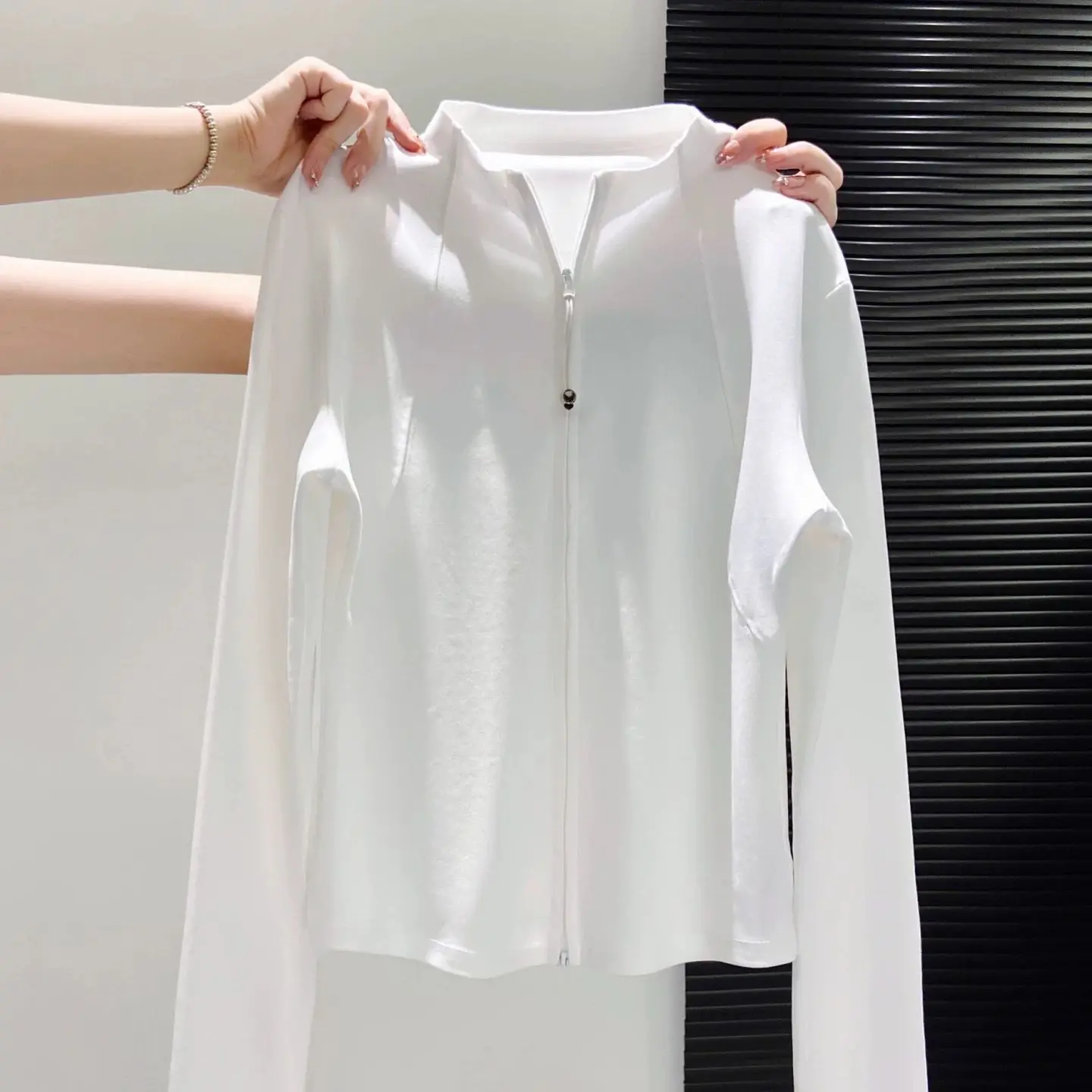 

Модная короткая куртка на флисовой подкладке для женщин, спортивная, на молнии, дышащая, прямого кроя, с длинными рукавами, воротником-стойкой, верхняя одежда