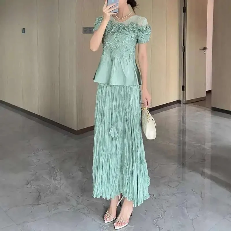 

Fashion Casual Pleated Two Piece Solid Colour Lace 3D Floral Women's Loose Top Elastic Waist Skirt New Tide 2025 Summer New