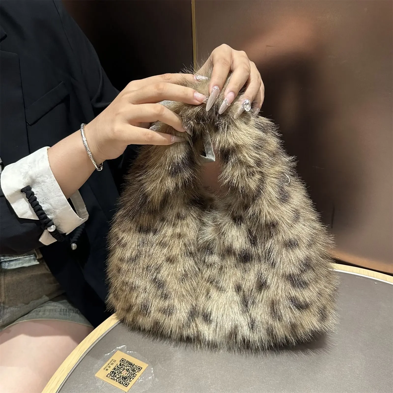 

Fluffy Plush Women Handbags Leopard Faux Fur Bags for Women Shoulder Bag NEW Winter Warm Soft Faux Furs Crossbody Bags Clutch