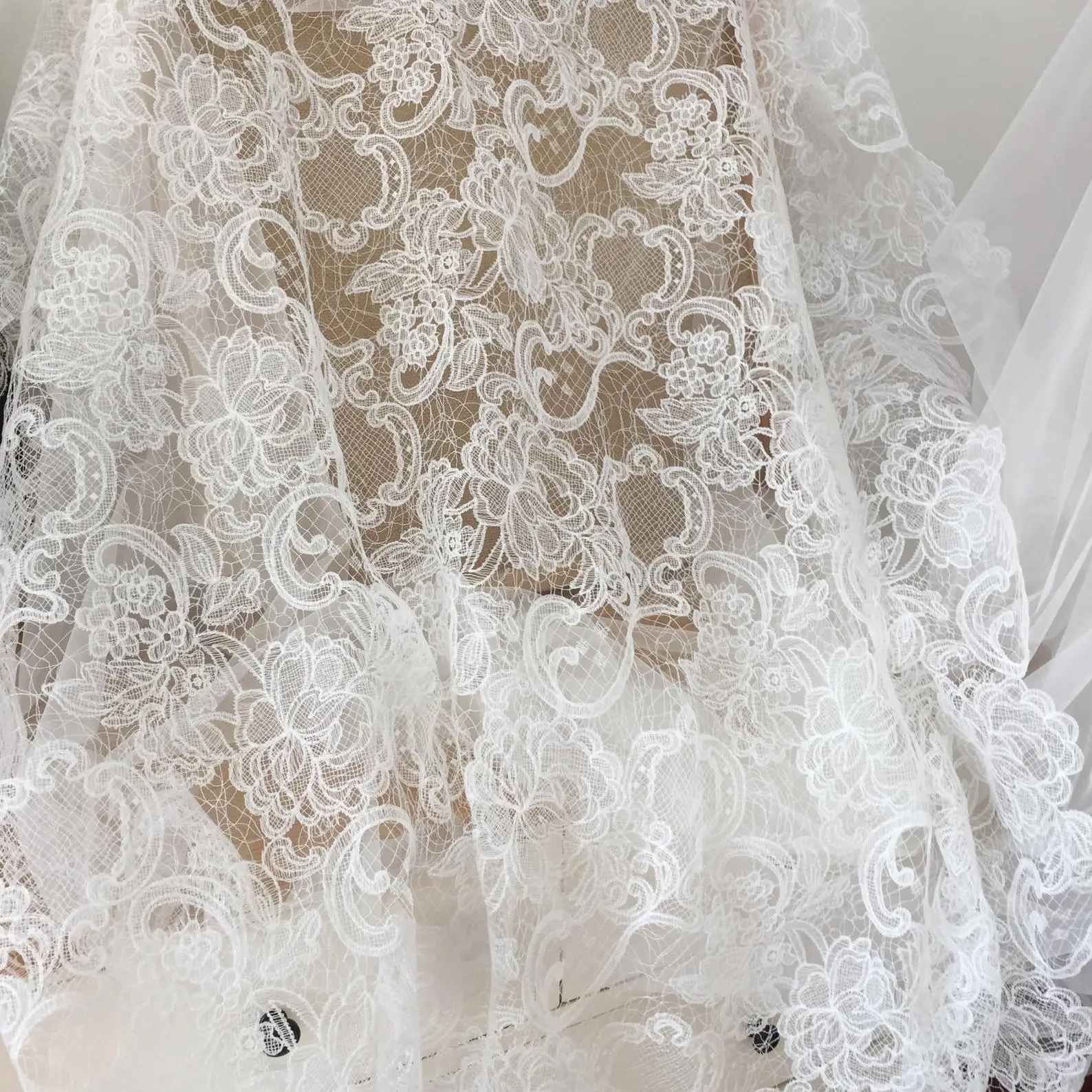 

Fine off white sequins, fish silk thread, wedding dress lace fabric, hollowed out European and American dress lace accessories