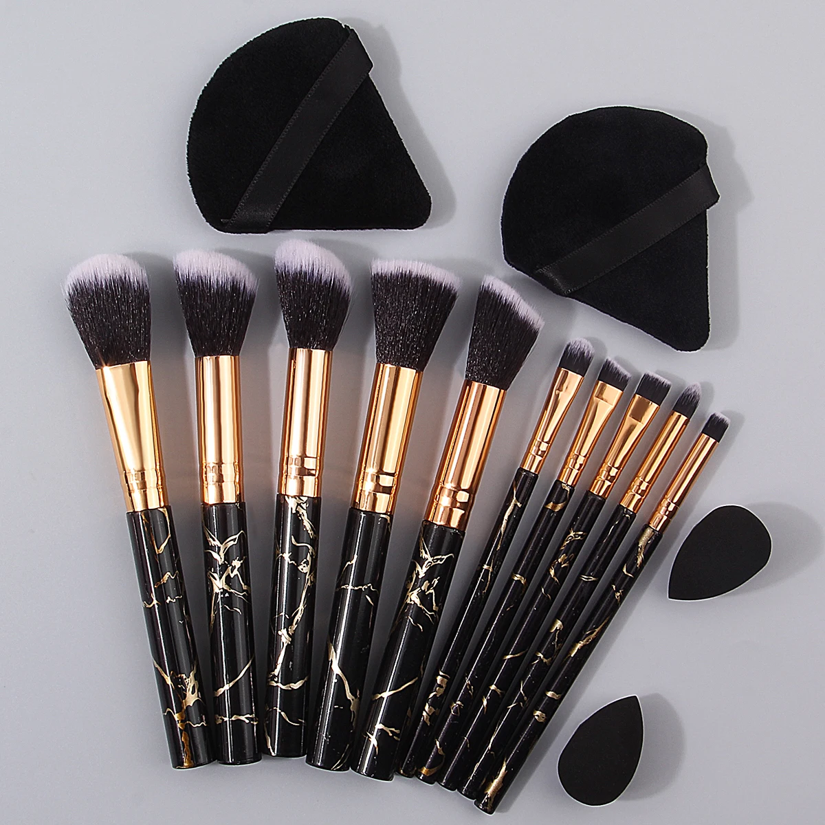 14本のソフトメイクブラシセットには、大理石模様のメイクブラシセット、三角形のパウダーパフ、ミニスポンジエッグが含まれています。